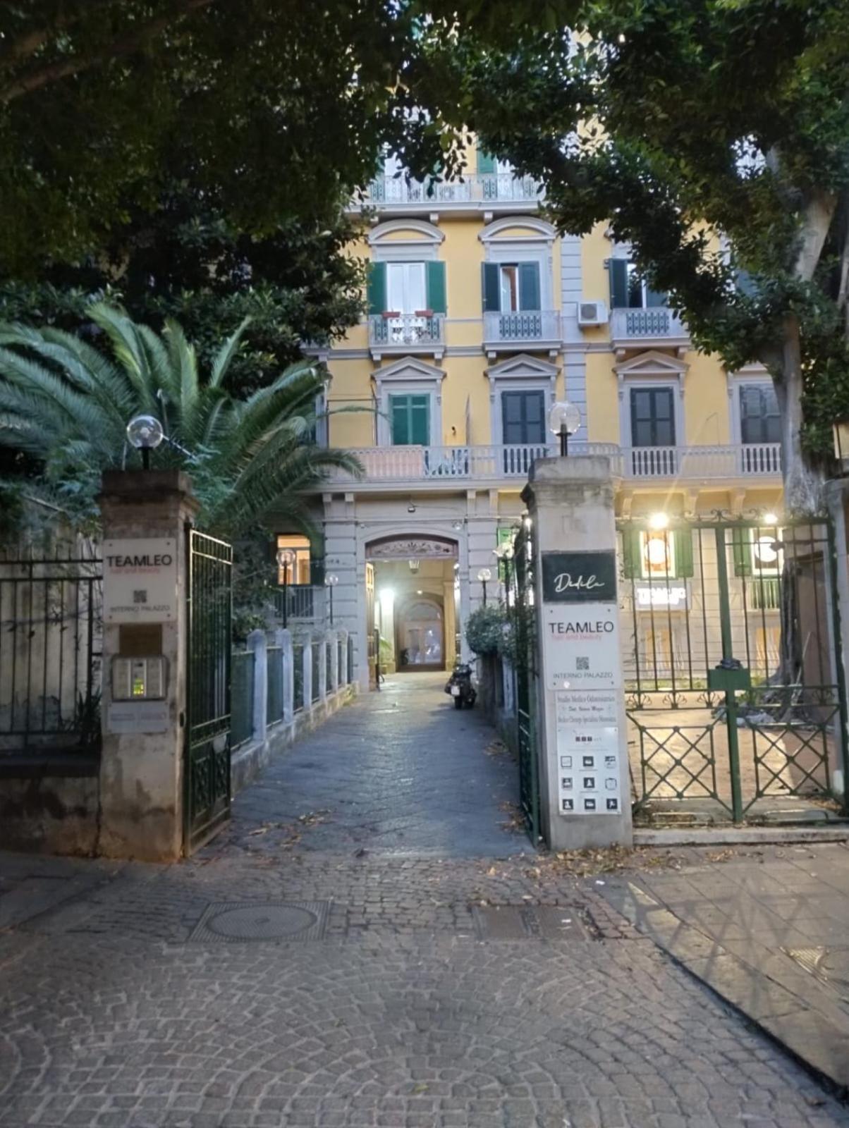 Amedeo Square Bed & Breakfast Napoli Bagian luar foto