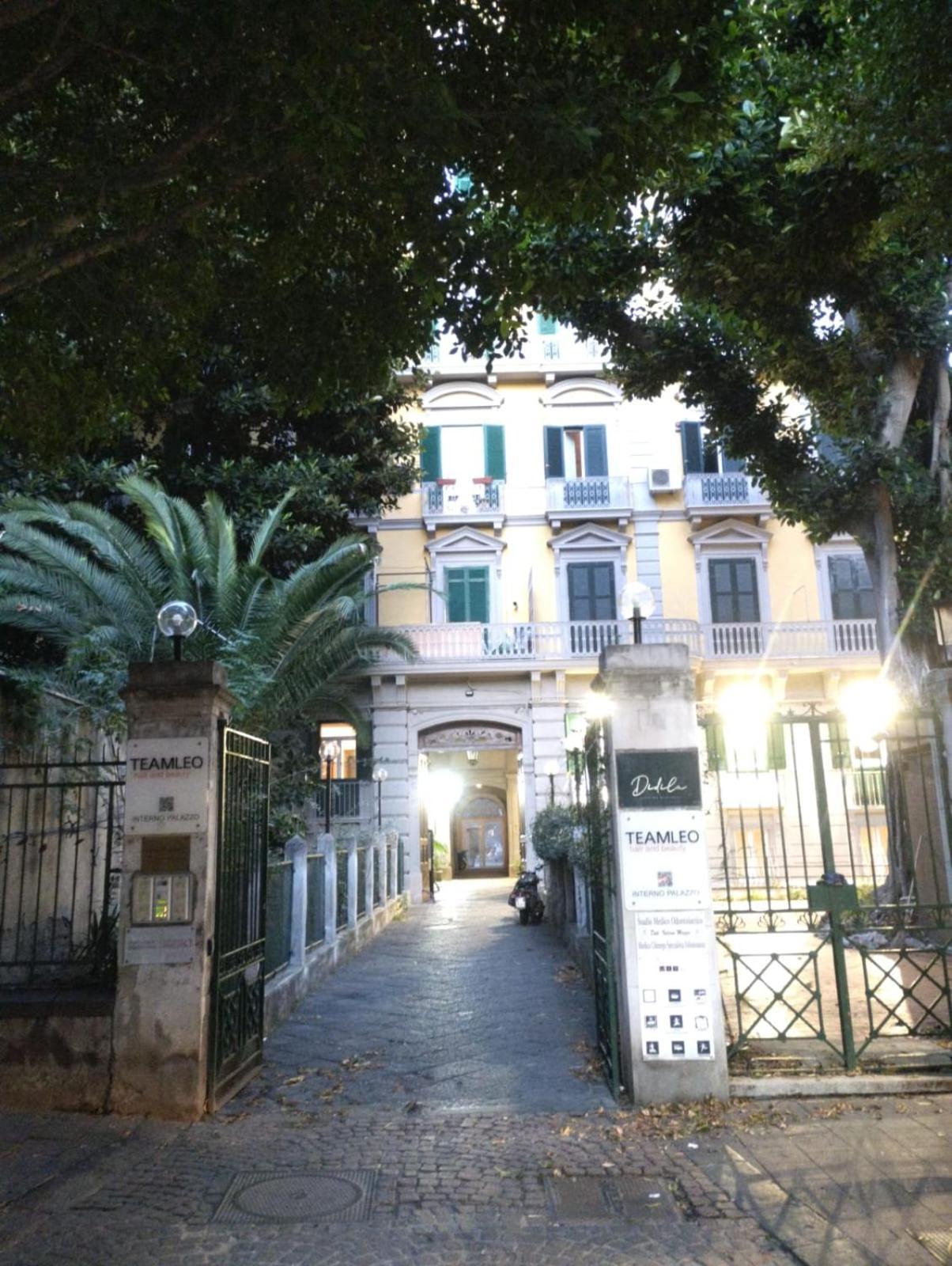 Amedeo Square Bed & Breakfast Napoli Bagian luar foto